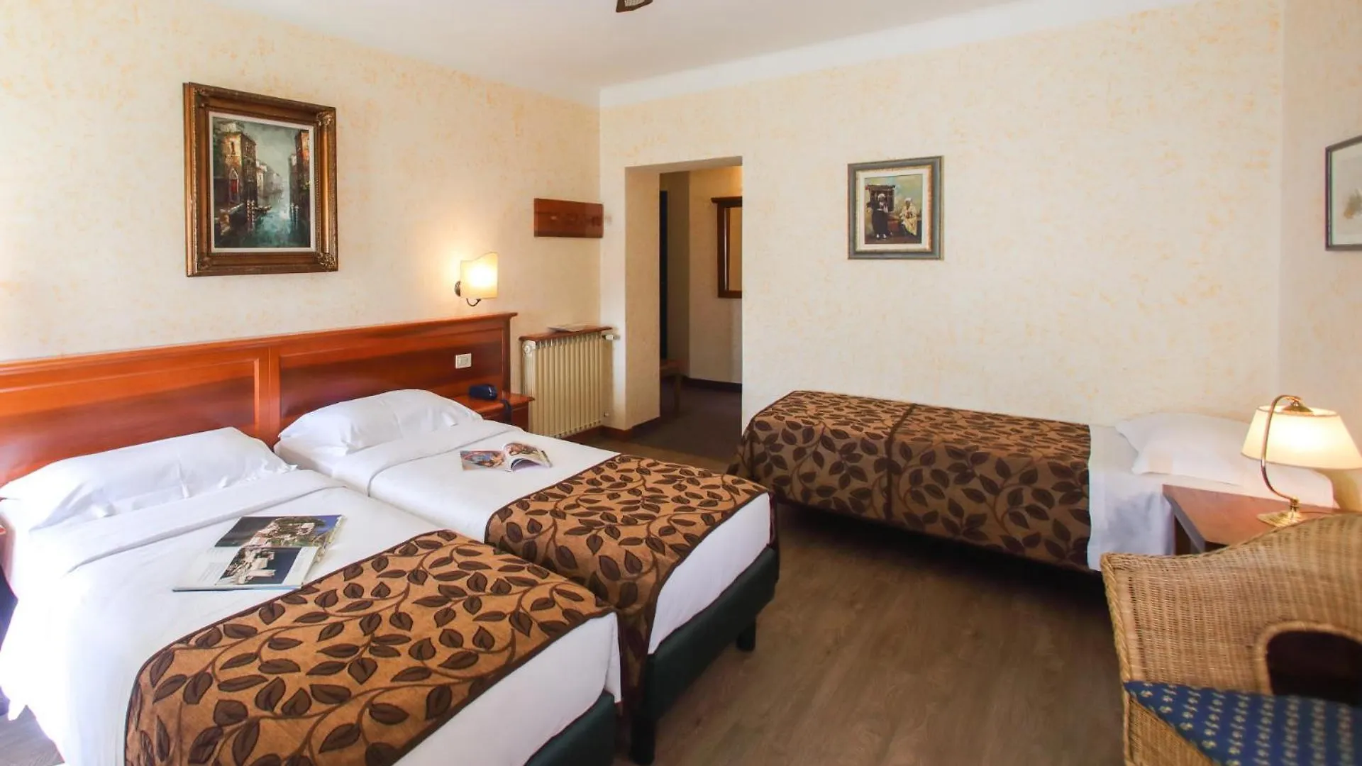**  Hotel Garni Riviera Gargnano Italy